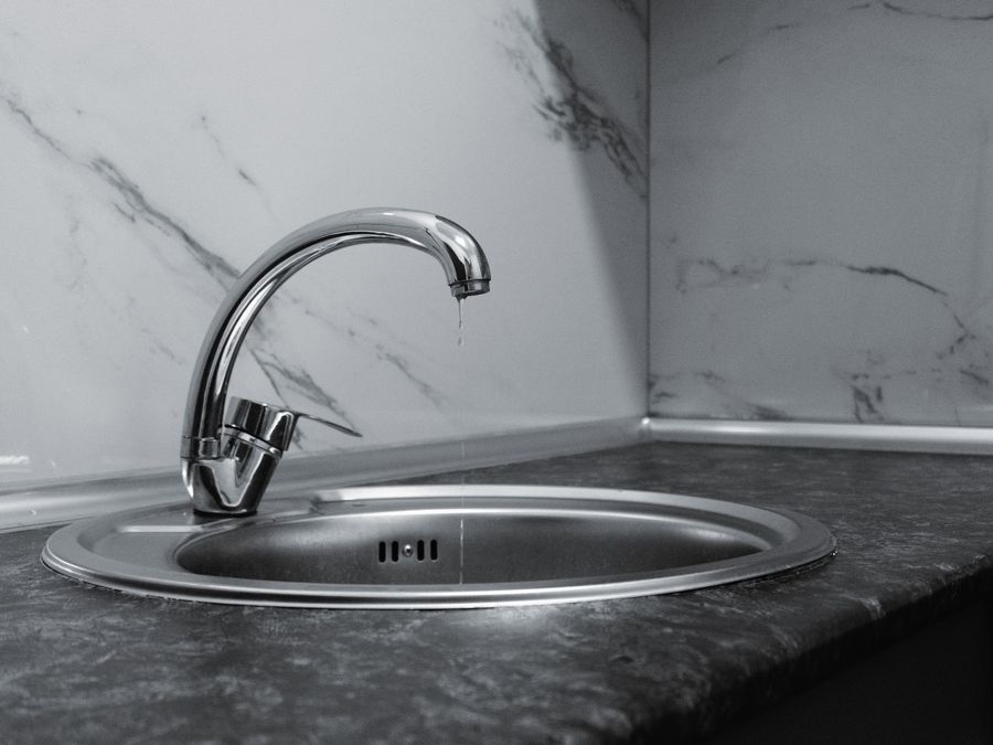 Robinet chromé moderne installé sur un évier de cuisine.